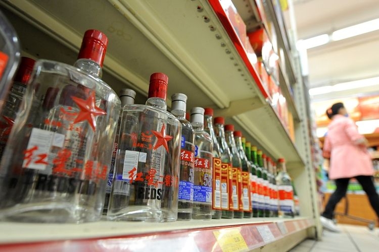 ilustrasi minuman beralkohol yang dijual di pasaran. (sumber: AFP / LIU JIN via kompas.com)