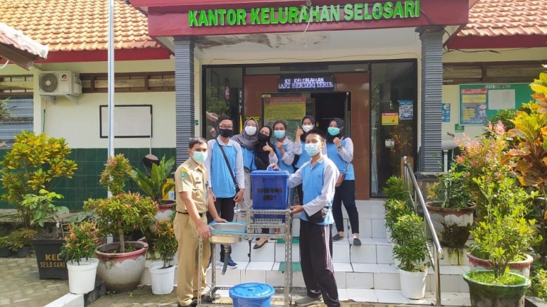 Penyerahan Keran Air Injak oleh Kelompok 30 KKN UNS kepada Kelurahan Selosari Magetan|Dokpri