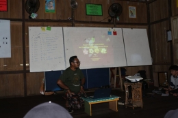 Mas Endro saat menyampaikan materi tentang tumbuhan invasif alien spesies kepada para relawan. Foto dok : Yayasan Palung (YP) 