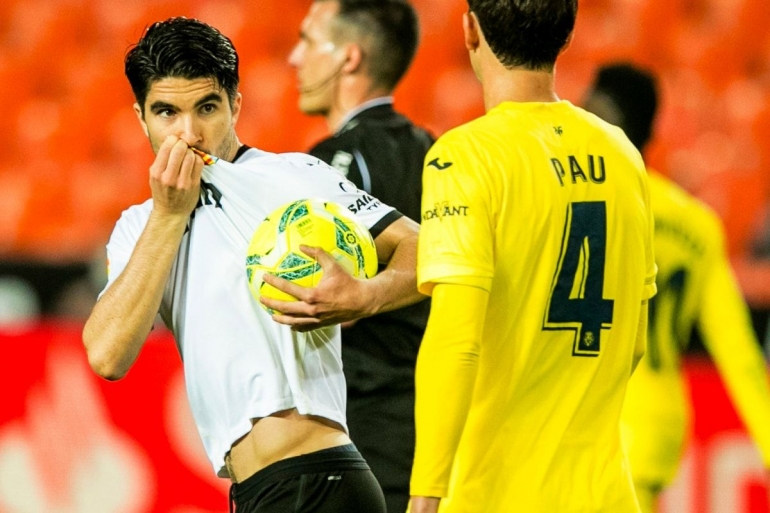 Pemain Valencia melakukan selebrasi setelah mencetak gol ke gawang Villarreal. (via newsinfoseries.com)