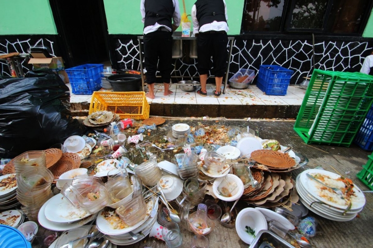 Makanan yang terbuang saat pesta. Photo: ANTARA FOTO/Fauzan