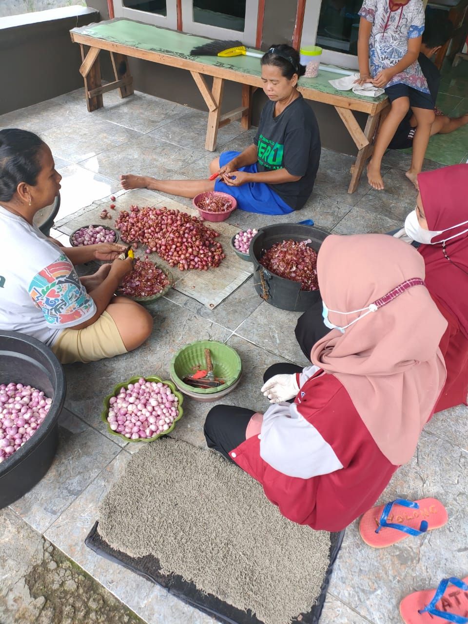 Mahasiswa KKN UMSIDA Memanfaatkan Kulit Bawang Merah Menjadi Pupuk Cair ...