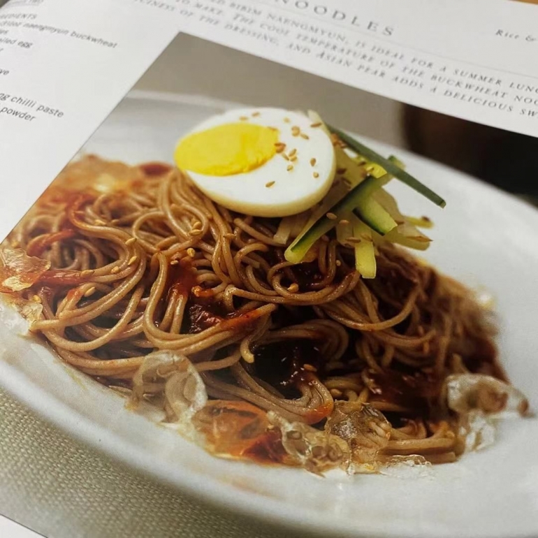 Bibim Naengmyeon disajikan dengan es batu (Gambar dari buku The Food and Cooking of Korea, Young Jin Song)