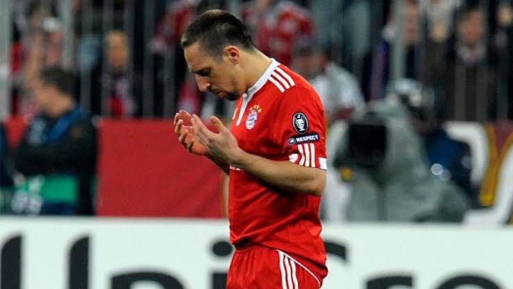 Frank Ribery berdoa (indosport.com)