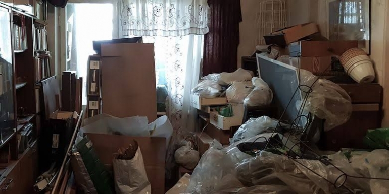Potret ruangan yang sesak dipenuhi barang akibat Hoarding Disorder