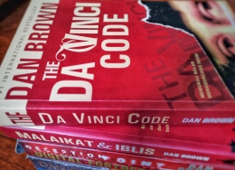 Da Vinci Code, novel tersukses Dan Brown. Sumber: koleksi pribadi