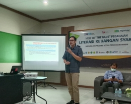 Kasubbag. Edukasi dan Perlindungan Konsumen sedang menyampaikan materi dalam Workshop Literasi Keuangan di PT. Pegadaian Syariah Area Aceh.|habakutaraja.blogspot.com