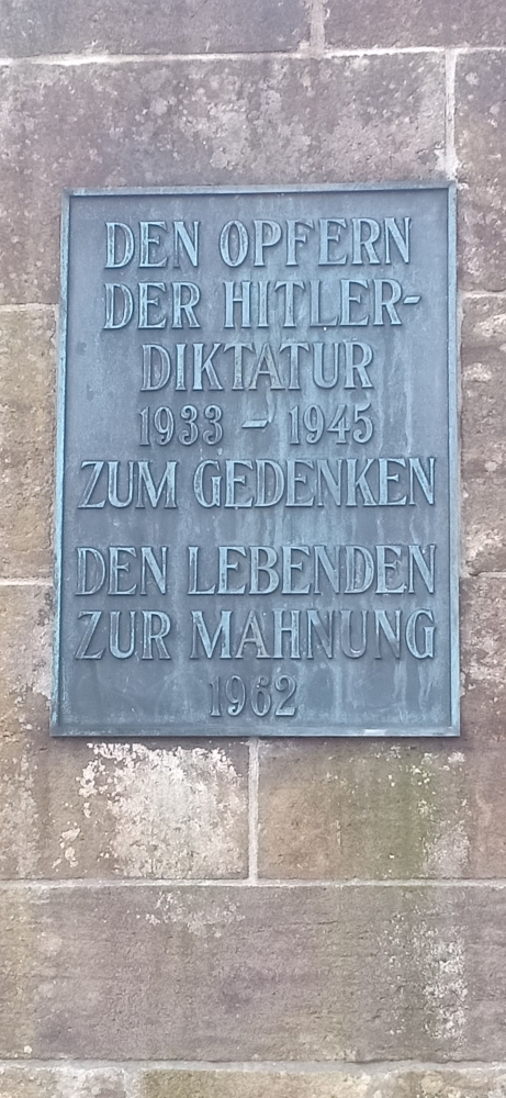 (Sumber foto: https://www.zellentrakt.de/stolpersteine.html)