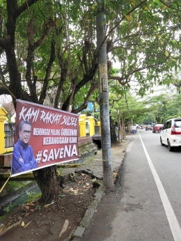 Begini model spanduk Save NA yang kini terlihat terpasang di berbagai sudut kota Makassar/Ft: Mahaji Noesa
