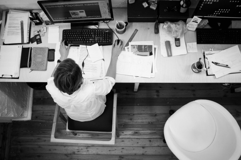 Seorang karyawan yang sedang bekerja (Sumber: pexels.com)