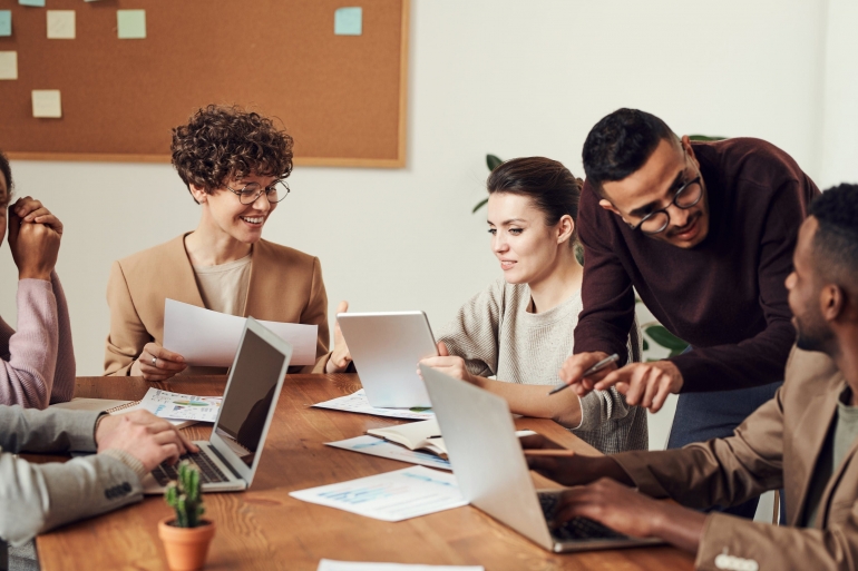 Suasana kerja di kantor (Sumber: pexels.com)