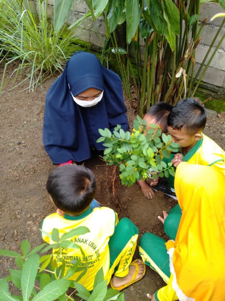 Foto : bersama murid TK Mutiara Hati