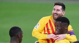 Foto Ilaix Moriba merayakan gol perdananya bersama Messi (Ander Gillena/AFP/bola.com)
