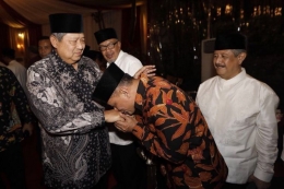 Gatot Nurmantyo salim tangan SBY (kompas.com).