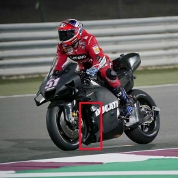 Penampakan motor baru Ducati di Qatar 2021 yang dikendarai pembalap pengujinya, Michelle Pirro. Gambar: GPOne via Mobilinanews.com