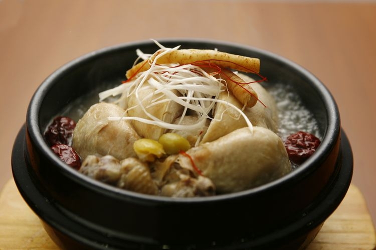 Ilustrasi samgyetang, sup ayam ginseng khas Korea. (SHUTTERSTOCK/LUXPHO) 