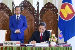 Mendag 2019-2020 Agus Suparmanto menandatangani Perjanjian RCEP disaksikan Presiden Joko Widodo, Minggu (15/10/2020). (Foto: Kemendag via Kompas.com)
