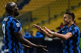 Penyerang Inter Milan Alexis Sanchez (kanan) merayakan gol dengan Romelu Lukaku setelah mencetak gol keduanya dalam pertandingan sepak bola Serie A Italia Parma vs Inter Milan pada 4 Maret 2021 di Stadion Ennio-Tardini di Parma. (AFP/MIGUEL MEDINA)