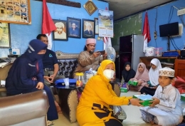 Menyalurkan nasi kotak dan masker Program Jumat Berkah Media Sudut Pandang kepada anak yatim di Yayasan Pendidikan Islam Al-Warizu Iskandar, Kp Bahari, Tanjung Priok, Jakarta Utara, Jum'at (5/3/2021)/Foto:istimewa