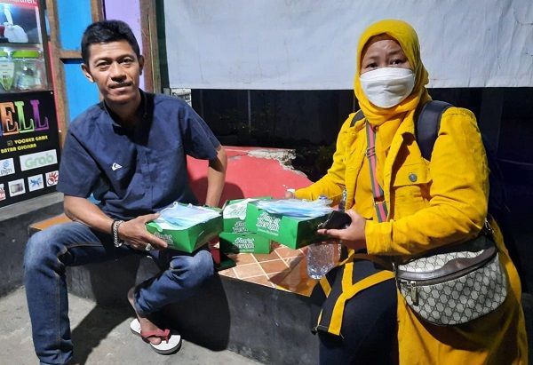 Berbagi nasi kotak dan masker kepada warga Cibaduyut, Bandung, Jum'at (5/3/2021)/Foto:istimewa
