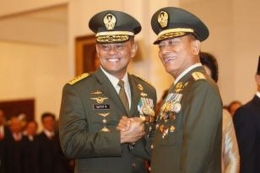 Jenderal TNI Gatot Nurmantyo dan Jenderal TNI Moeldoko semasa masih aktif sebagai tentara (kompas.com)
