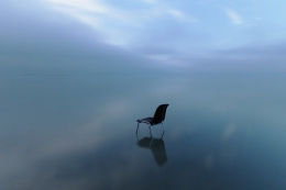 Ilustrasi kesepian digambarkan dengan  warna biru dan abu. Sumber: Freepik