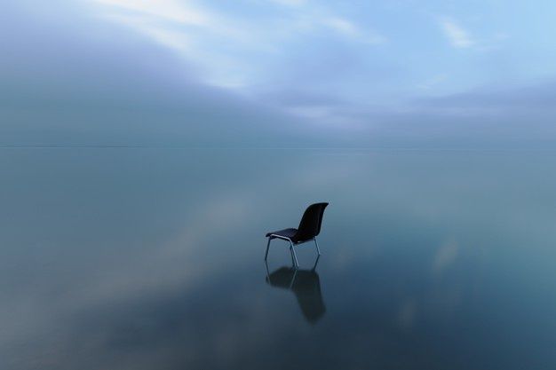 Ilustrasi kesepian digambarkan dengan  warna biru dan abu. Sumber: Freepik