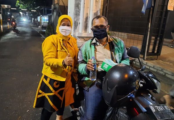 Berbagi nasi kotak dan masker kepada driver ojek online (Ojol) di Cibaduyut Bandung, Jum'at (5/3/2021)/Foto:istimewa