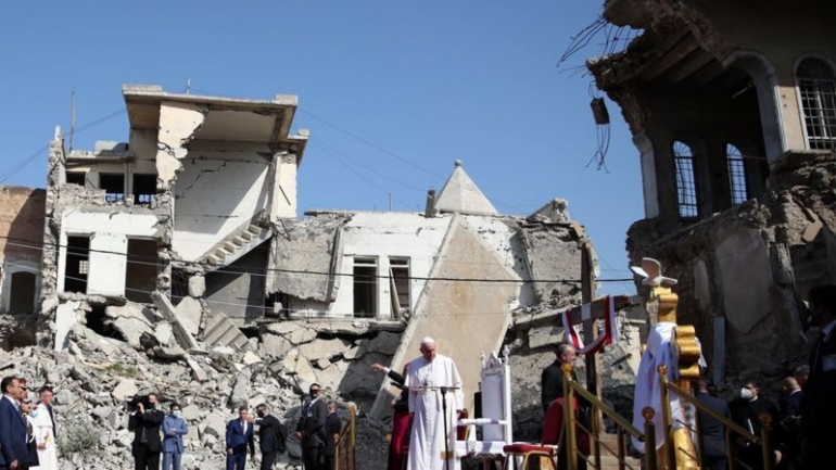 Paus Fransiskus di antara reruntuhan gedung:www.bbc.com