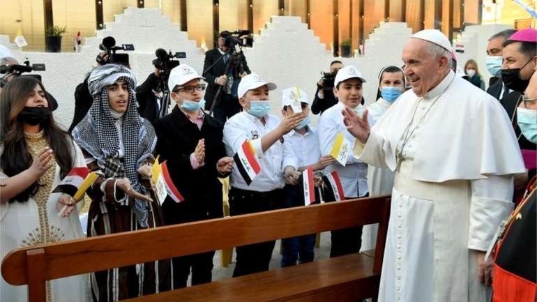 Paus Fransiskus saat merayakan liturgi di Baghdad:www.bbc.com