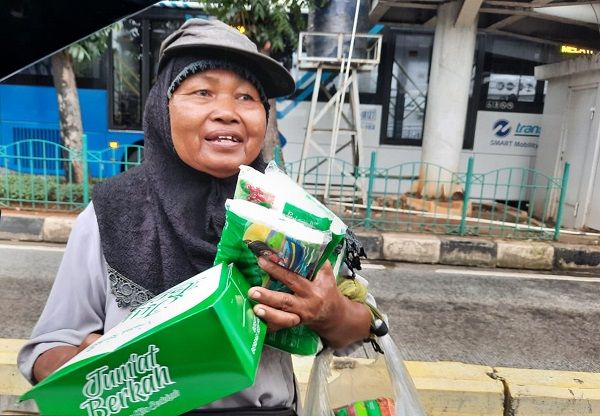 Membagikan nasi kotak dan masker kepada pedagang asongan di Jalan Pemuda Rawamangun, Jakarta Timur, Jum'at (5/3/2021)/Foto:istimewa