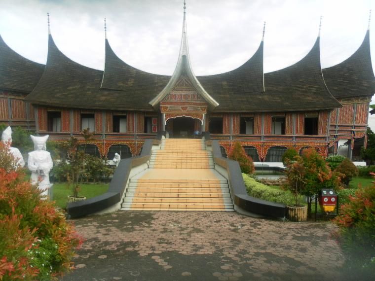 ket.rumah adat Minangkabau yang dimanfaatkan sebagai museum di kota Padang/dokumentasi pribadi