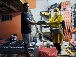 Membagikan nasi kotak dan masker kepada pegawai sepatu rumahan di Cibaduyut, Bandung, Jum'at (5/3/2021)/Foto:istimewa