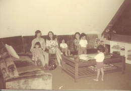 Dokumentasi pribadi | Aku dan keluargaku (bapak ibu dan adik2ku) beserta dengan Oom Howdy dan istri serta Monique, di Pantai Anyer dan di rumahku tahun 1975