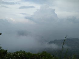 Pemandangan berkabut pada sore hari dari Puncak Sipiso-piso (Dokumentasi pribadi)