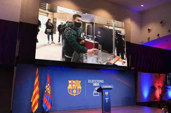 Messi didampingi putranya ikut memberikan suara: Lluis Gene/Agence France-Presse --- Getty Images 