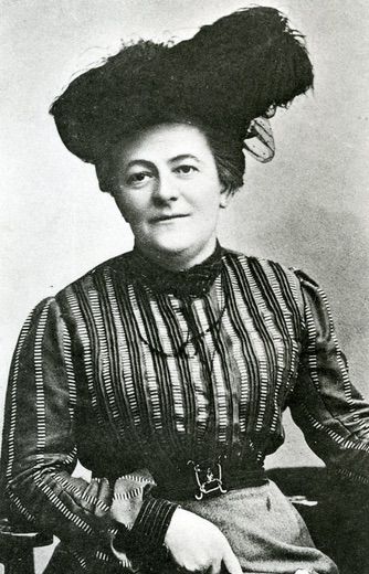 Sumber.google. indoprogres.com : Clara Zetkin adalah teoritisi dan aktivis yang signifikan memperjuangkan pembebasan perempuan dan sosialisme melalui perjuangan kelas pekerja.