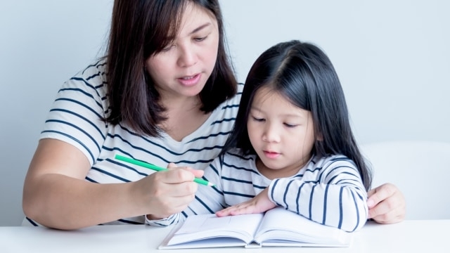 Ilustrasi mendampingi anak belajar di rumah (Sumber: shutterstock.com)