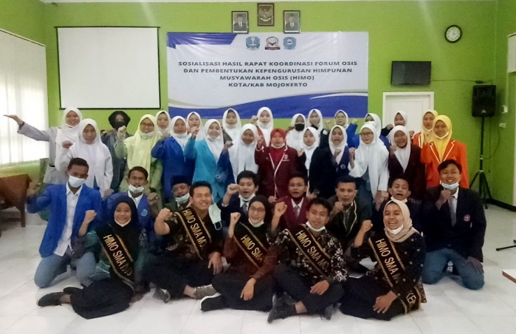 GENERASI TANGGUH : Para ketua OSIS SMA negeri dan swasta di Mojokerto Raya usai melaksanakan Sosialisasi dan Pembentukan Pengurus HIMO|HIMO SMA Mojokerto