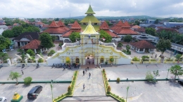 Poros utama Kerajaan Sumenep dengan Masjid Agung (Foto: matamaduranews.com)