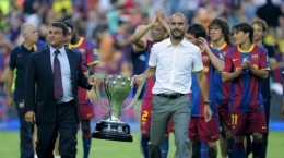 Joan Laporta dan Pep Guardiola menenteng Piala Liga Champions (Foto: AFP/Josep Lago)