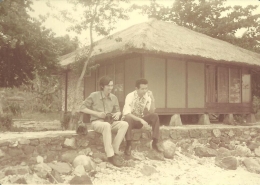 Dokumentasi pribadi | Bapakku dengan Oom Houdy, di pantai Anyer, Indonesia tahun 1975.