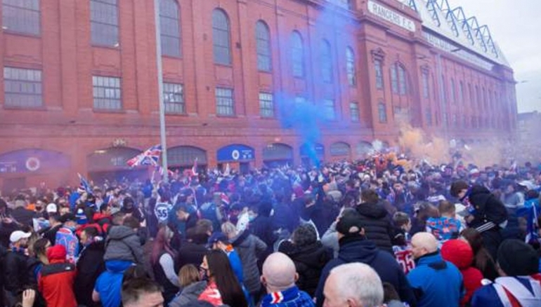 Penggemar Rangers turun ke jalan (bbc.com)
