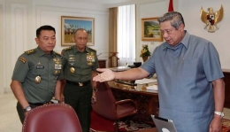 Presiden SBY saat menerima Letjen Moeldoko di ruang kerja pada tahun 2013 (Rumah Tangga Kepresidenan/Liputan6.com.)