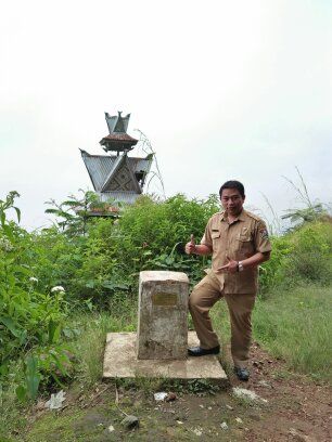 Tanda batas Kabupaten Karo dan Kabupaten Simalungun di Puncak Sipiso-piso (Dokumentasi pribadi)