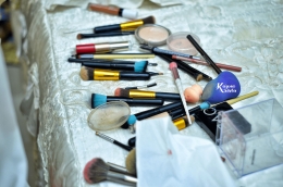 Peralatan make up beserta produk kosmetik. (Foto oleh Kazena Krista/Dok. Pribadi)