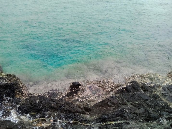Air laut di tepi karang, pantai Hukurila (dokpri) 
