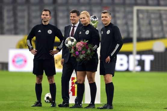 Perpisahan Bibiana Steinhaus sesaat sebelum laga final DFL-Supercup 2020. | Foto: Twitter @brfootball