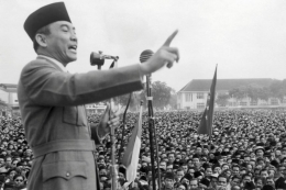 Sukarno berorasi untuk menuntut kemerdakaan dari Belanda. | AFP via Getty Images / WSJ.com