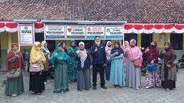 Foto penulis bersama Emak-emak Pembelajar Internet Desa Kalibagor, Banyumas. Dok pri